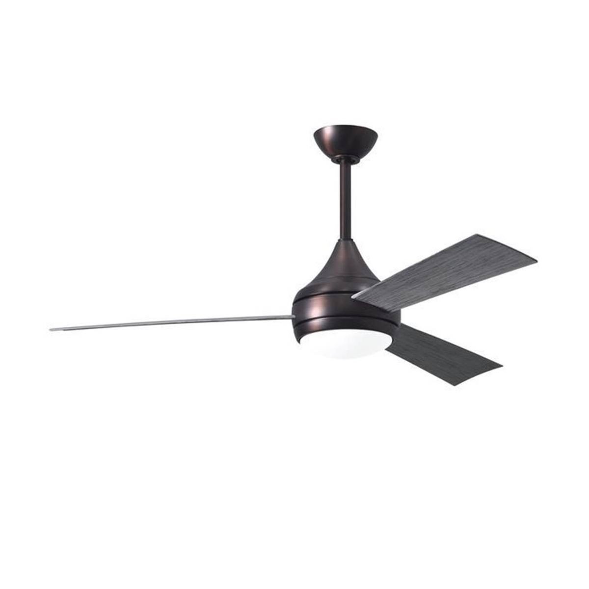 Pourquoi mon ventilateur ne tourne pas : plafond avec ventilateur moderne et éclairage intégré, suspensions et pales visibles.