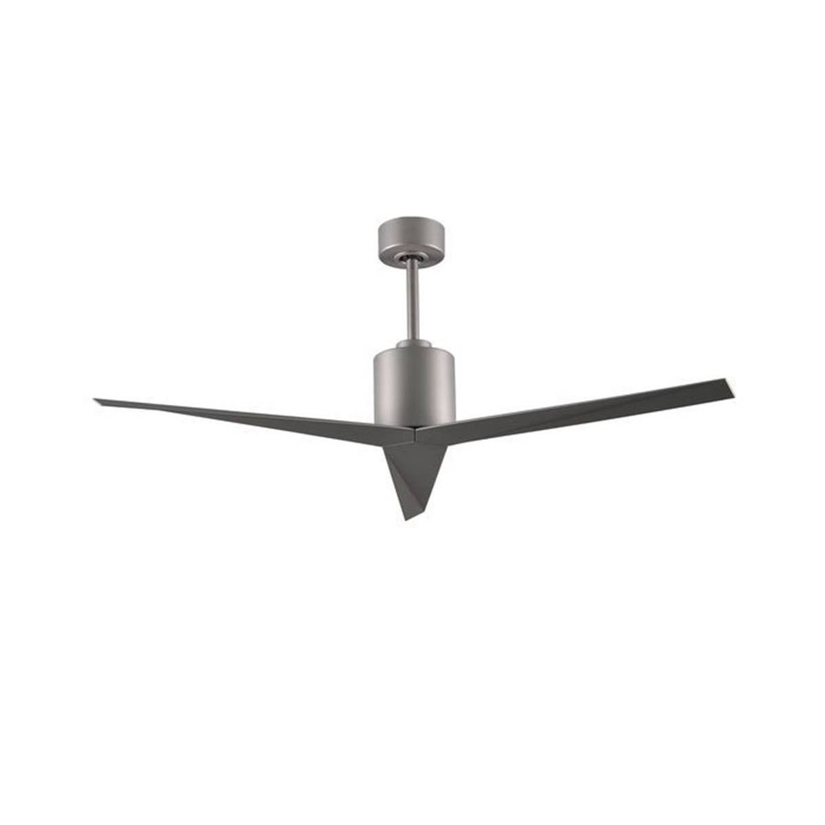 Ventilateur brumisateur moderne au design tri-spans, suspendu par une tige au plafond, couleur gris metallic.