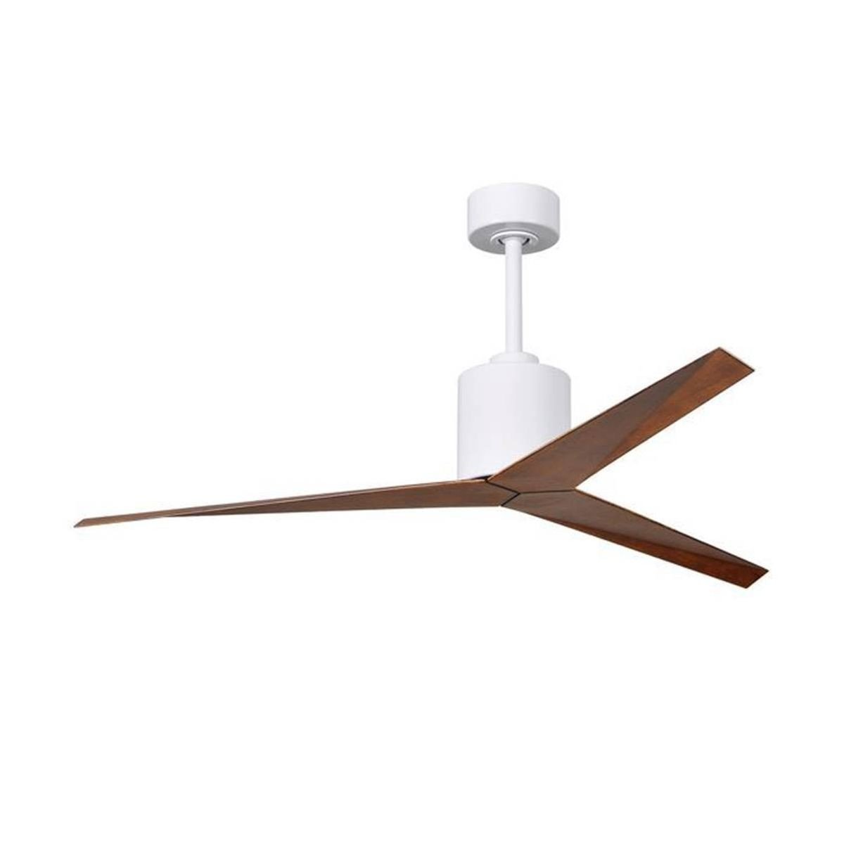 Ventilateur mural au design moderne avec bras vertical et pales en bois, monté au plafond pour circuler l’air dans la pièce. Comment choisir un ventilateur mural.