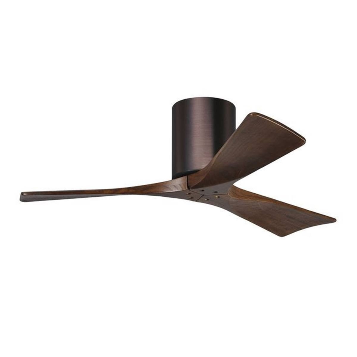 Ventilateur mural de plafond moderne en bois brun avec trois pales et support central noir, design élégant pour intérieur contemporain.