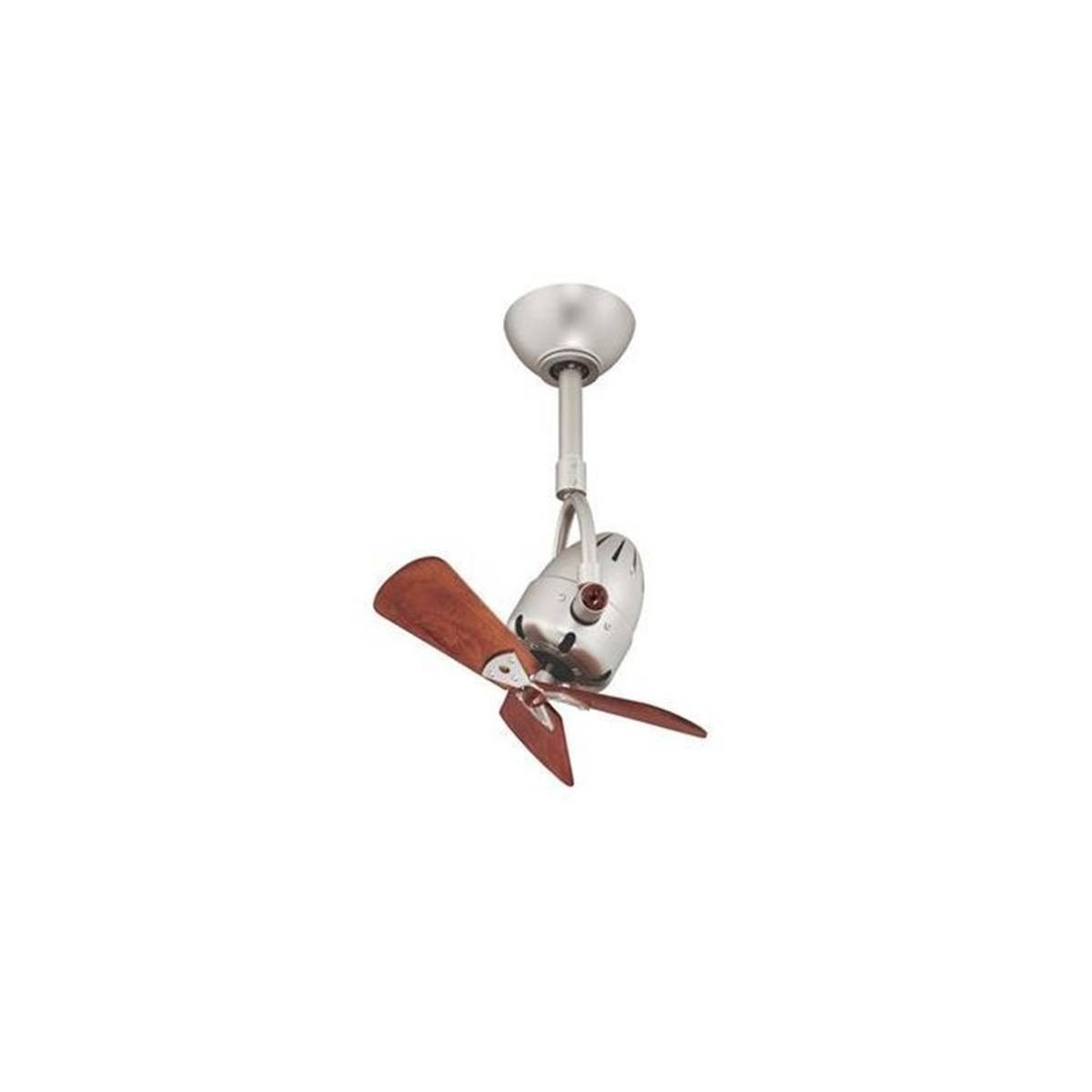 Ventilateur mural/aurore métallique avec tourelles et pâles en bois, suspendu au plafond par un support antérieur. Optique simple.