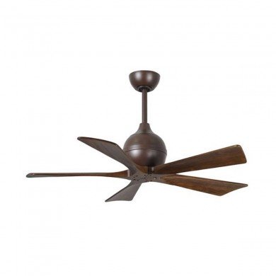 Ventilateur de plafond en bois, tournant, au style moderne propice à une meilleure circulation d’air intérieur. air vicié maison comment résoudre