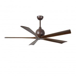 Ventilateur plafond brune à quatre pales, montage suspendu, silhouette moderne. Incorporation naturelle du sujet: les meilleurs destratificateurs d'air.