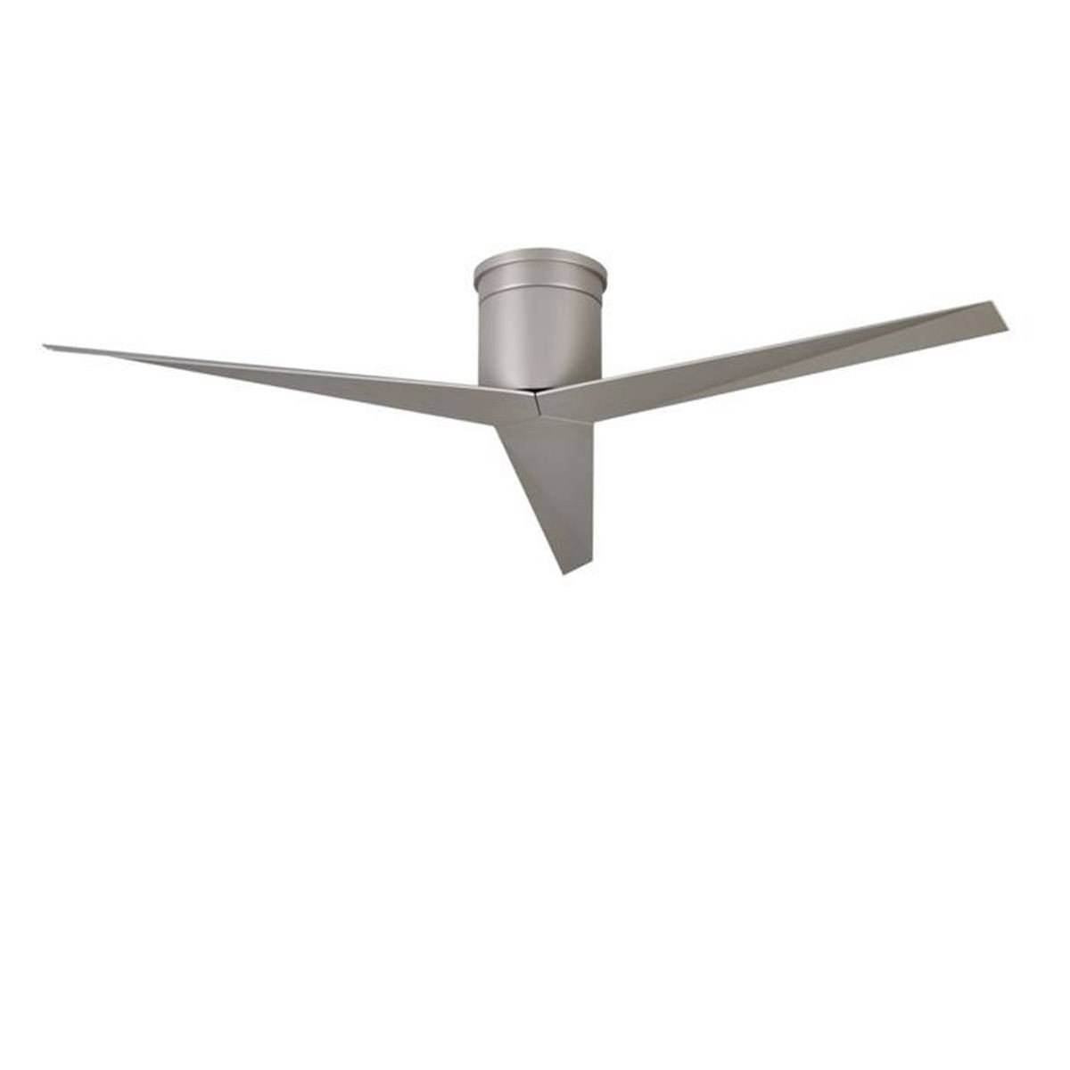 Ventilateur de plafond moderne à trois pales, fini métallique gris, vue en gros plan sur le hub central et les bras en forme angulaire. Intégration possible du mot-clé: comment choisir son ventilateur.