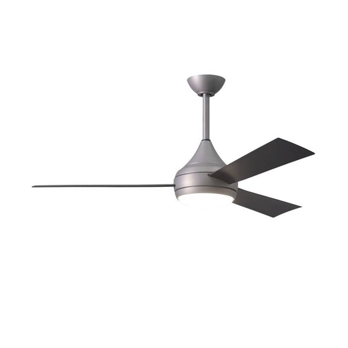 Ventilateur de plafond moderne avec hélices grises et dispositif de suspension, prêt à être utilisé pour chauffer une pièce avec un ventilateur de plafond.