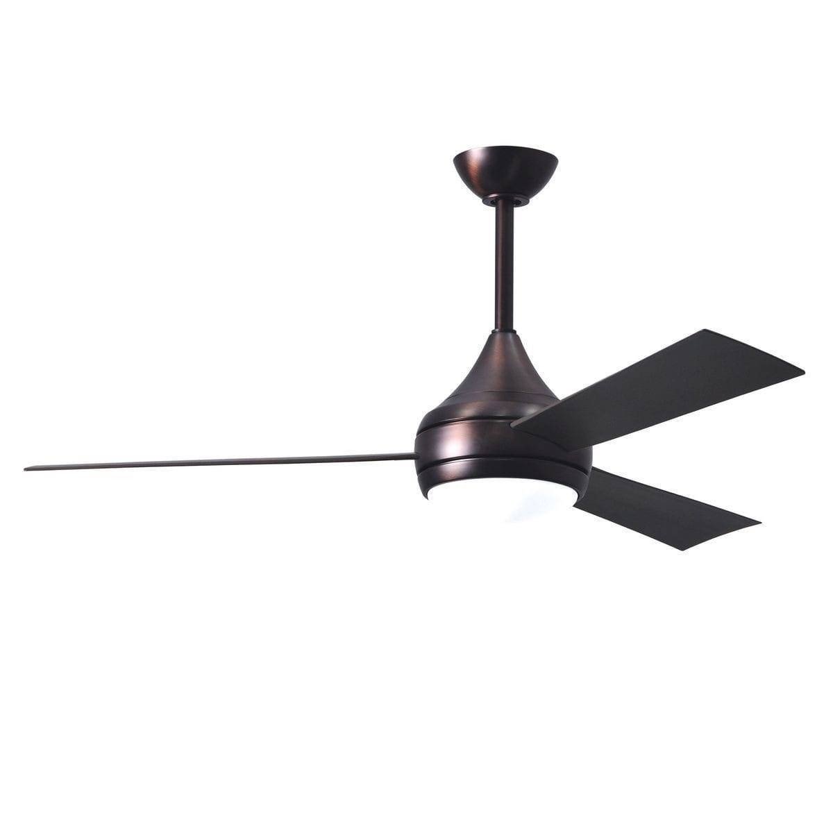 Ventilateur de plafond moderne avec trois pales et luminaire intégré, monté au plafond, prêt à être utilisé pour chauffer une pièce avec un ventilateur de plafond.