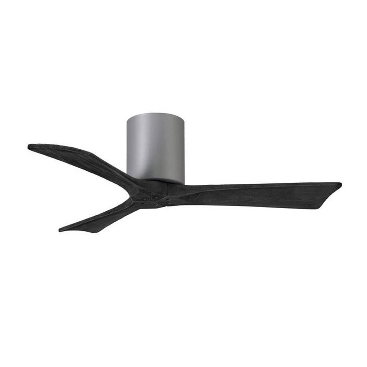 Ventilateur suspendu minimaliste avec pale noire et support cylindrique gris, destiné à optimiser la circulation d’air. Bonne puissance pour un ventilateur adaptée selon pièce.